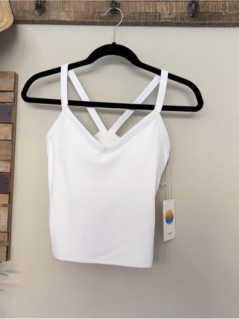 Vuori AllTheForm™ V Neck Tank in white size small
